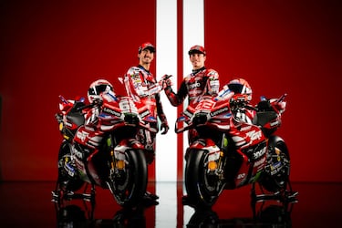 Marc Márquez y Pecco Bagnaia posan junto a la Desmosedici GP26, con ese nuevo diseño retro por su centenario.