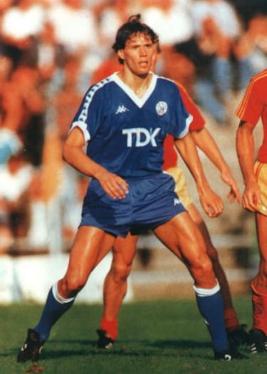 Llegó al Ajax Ámsterdam a los diecisiete años, y se incorporó a las categorías inferiores del club. Su debut en el primer equipo fue el 3 de abril de 1982 ante el NEC Nijmegen, partido en el que fue sustituto de Johan Cruyff. En ese partido marcó su primer gol,