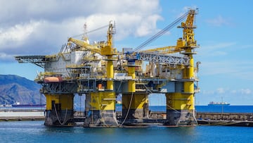 The Strait of Hormuz is the only way to move oil from the Persian Gulf, with a rise in price the most immediate possible consequences.