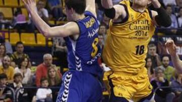 <b>IMPOTENTE. </b>Wallace intenta lanzar ante Satoransky y Katelynas.