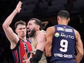 El Baskonia defiende su guarida pero el Barcelona toma el Buesa