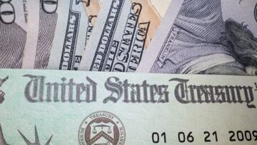 Cheque del Departamento del Tesoro de Estados Unidos con billetes de cien d&oacute;lares.