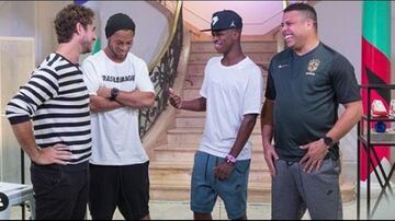 Vinicius charla con los míticos jugadores brasileños, Ronaldinho y Ronaldo Nazário. 