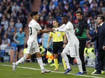 Cambio en el Real Madrid, Asensio sale del campo por Vinicius. 
