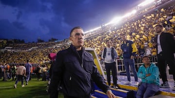 MEX2638. CIUDAD DE MÉXICO (MÉXICO), 18/05/2025.- El entrenador Vicente Sánchez de Cruz Azul reacciona este domingo, en un partido de vuelta por las semifinales del torneo Clausura 2025 de la Liga MX entre Club América y Cruz Azul en el estadio Ciudad de los Deportes en Ciudad de México (México). EFE/ Isaac Esquivel