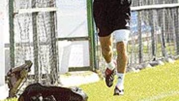 <B>APARATOSO</B>. Zizou trabajó con un fuerte vendaje en su muslo.