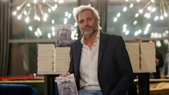 El exguardameta internacional Santiago Cañizares posa durante la presentación del libro "Cañete. Mucho más que un gran portero", de los periodistas César Toldrá y Alfonso Gil, que recoge la trayectoria deportiva y personal del excancerbero tanto en la portería como lejos de ella.