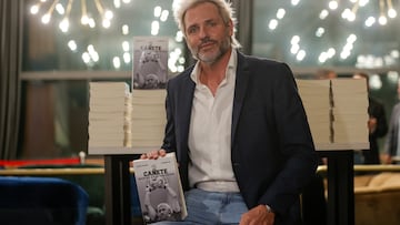 El exguardameta internacional Santiago Cañizares posa durante la presentación del libro "Cañete. Mucho más que un gran portero", de los periodistas César Toldrá y Alfonso Gil, que recoge la trayectoria deportiva y personal del excancerbero tanto en la portería como lejos de ella.