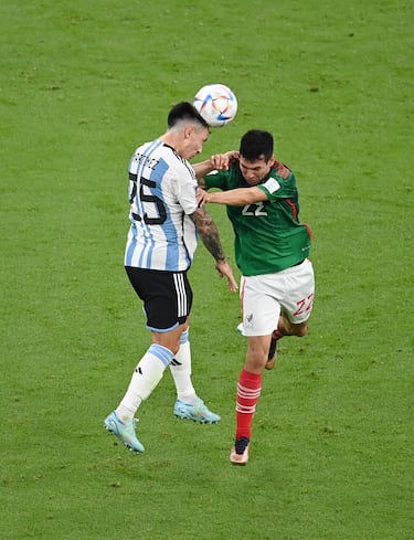 Lisandro Martínez de Argentina e Hirving Lozano de México pugnan por un balón aéreo. 

 