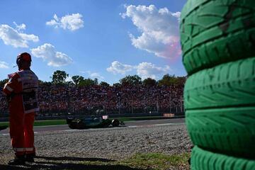 El piloto alemán de Aston Martin, Sebastian Vettel, conduce su coche durante la sesión de clasificación.