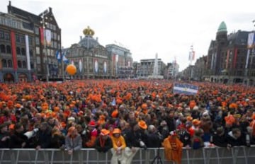 El naranja es asociado con la monarquía en este país, pues durante la Guerra de los 80 años en 1568, entre el reino de España y las provincias de los Países Bajos, Guillermo primero de Orange Nassau, lideró las revueltas holandesas con una bandera color naranja, misma que se ondeó cuando lograron su independencia y formaron el actual reino de los Países Bajos.