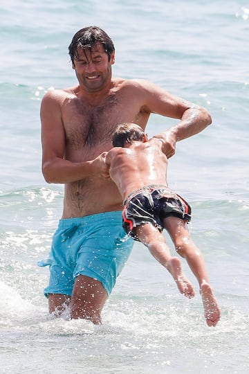 El exentrenador argentino del Real Madrid se encuentra disfrutando de las playas ibicencas en compa?¨ªa de sus hijos y familia.