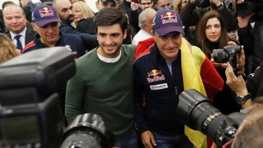 22/01/18 DAKAR 2018 RECEPCION SEGUIDORES VIAJE LLEGADA BARAJAS DE CARLOS SAINZ Y LUCAS CRUZ CAMPEONES DEL DAKAR CARLOS SAINZ JUNIOR HIJO