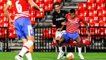 Dimitrios Giannoulis of Paok and Robert Kenedy Nunes of Granada during UEFA Europa League, football match played between Granada Futbol Club and Paok FC at Los Carmenes Stadium on October 29, 2020 in Granada, Spain.
 AFP7 
 29/10/2020 ONLY FOR USE IN SPAI