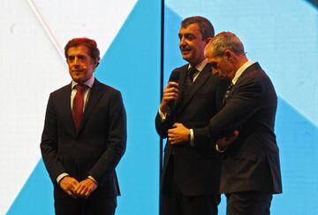 Pedro Delgado, Javier Guill谷n (director de la Vuelta) y Carlos de Andr谷s.