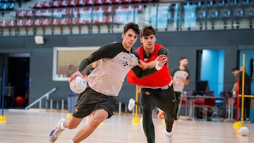 Petar y Djordje Cikusa, en un entrenamiento en el Barça.