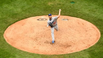 En su primera apertura de 2022, Clayton Kershaw lanzó siete entradas perfectas, pero Dave Roberts optó por retirar al abridor a seis outs de la historia.