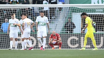 Villarreal's Spanish goalkeeper Pepe Reina (C) reacts after conceding a goal during the Spanish league football match between Elche CF and Villarreal CF at the Martinez Valero stadium in Elche, on February 4, 2023. (Photo by Jose Jordan / AFP)