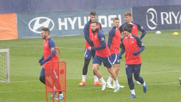 Koke, Saúl y Griezmann, durante el entrenamiento del Atlético de ayer.