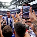 Jugadores y aficionados pericos celebran el ascenso a Primera División. En la imagen Javi Puado, autor de los dos tantos.