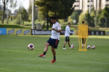 Con jugadores del FPC y Juan Fernando Quintero, Colombia inició su preparación para la triple fecha de Eliminatorias. El equipo de Reinaldo Rueda viajará este sábado a Bolivia.