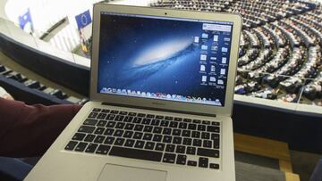 JUN60 ESTRASBURGO (FRANCIA) 14/09/2016.- Un miembro del Parlamento sostiene su ordenador Apple Macbook Air durante una resoluci&oacute;n no vinculante en el Parlamento Europeo en Estrasburgo, Francia, hoy, 14 de septiembre de 2016. La Comisi&oacute;n de la Uni&oacute;n Europea ha afirmado que Irlanda concedi&oacute; beneficios fiscales ilegales a la empresa estadounidense Apple Inc., tema que ser&aacute; debatido con la comisaria europea de Competencia, Margrethe Vestager, durante el d&iacute;a de hoy. EFE/Patrick Seeger