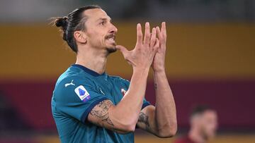 Ibra se lamenta durante el partido contra la Roma.