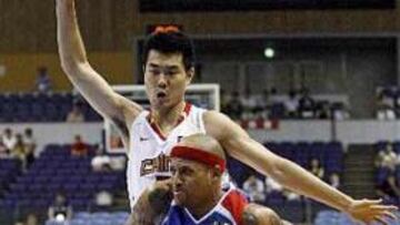 <b>MÁXIMO ANOTADOR. </b>Elias Ayuso sobrepasa al chino Liu Wei en una entrada a canasta.