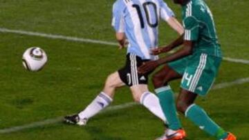 <b>MURO ENYEAMA. </b>Messi se topó con el portero nigeriano en varias ocasiones claras de gol.