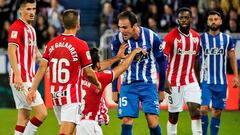 VITORIA (ESPAÑA), 22/09/2023.- El delantero del Alavés Kike Garcia discute con Dani Vivian (i) defensa del Athletic Club (3i) durante el partido correspondiente a la sexta jornada de LaLiga EA Sports que disputan ambos equipos este viernes en el Estadio de Mendizorroza (Vitoria). EFE / L. Rico
