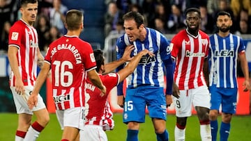 VITORIA (ESPA?A), 22/09/2023.- El delantero del Alav¨¦s Kike Garcia discute con Dani Vivian (i) defensa del Athletic Club (3i) durante el partido correspondiente a la sexta jornada de LaLiga EA Sports que disputan ambos equipos este viernes en el Estadio de Mendizorroza (Vitoria). EFE / L. Rico