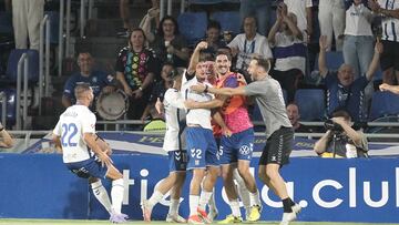 El Tenerife celebra un gol ante el Zaragoza.