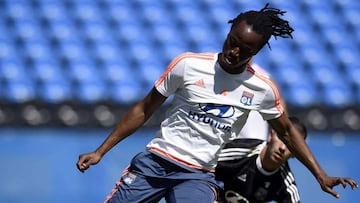 Bakary Koné, entrenándose con el Olympique de Lyon.
