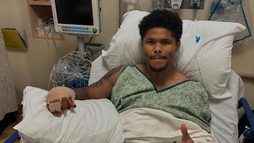 Shakur Stevenson en el hospital tras la operación.