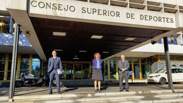 Luis Rubiales, Irene Lozano y Javier Tebas posan a las puertas del Consejo Superior de Deportes.