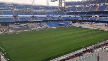 El estadio Santiago Bernabéu ya tiene colocado el césped en su totalidad.