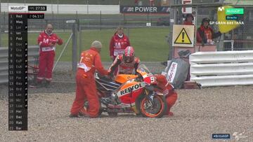 Márquez, tras irse al suelo en el FP1 del GP de Gran Bretaña.