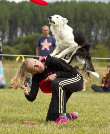 Una pareja mujer-perro participa en la modalidad 'freestyle' durante las competiciones oficiales y clasificatorias para los Campeonatos Europeos y los Mundiales de 'disc-dog', un deporte que hace correr, volar e incluso bailar a los perros al ritmo de la música para capturar un frisbee.
