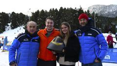 El esquiador de velocidad Jan Farrell posa con el director y el equipo de la Estaci&oacute;n de Esqu&iacute; de Masella.