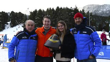 El esquiador de velocidad Jan Farrell posa con el director y el equipo de la Estaci&oacute;n de Esqu&iacute; de Masella.
