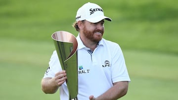 J.B. Holmes posa con el trofeo que le acredita como ganador del Genesis Open. 