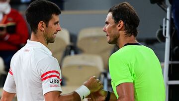 Novak Djokovic y Rafa Nadal se saludan tras su partido de semifinales en Roland Garros 2021.