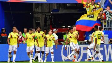 Colombia's defender Yerry Mina (3rdR) celebrates with teammates after scoring a goal during the Russia 2018 World Cup Group H football match between Senegal and Colombia at the Samara Arena in Samara on June 28, 2018. / AFP PHOTO / Luis Acosta / REST