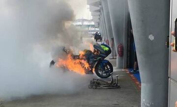 La moto Suzuki de Álex Rins, en llamas en los boxes del circuito de Sepang, que acoge el Gran Premio de Malasia.