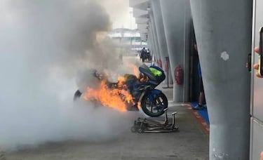 En llamas la Suzuki de Rins en el pit lane de Sepang