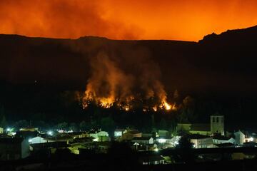 Dos incendios desatados en la provincia de ?vila han provocado la evacuaci¨®n de los municipios de Riofr¨ªo, Sotalbo, Villaviciosa, Palacios y Robledillo, adem¨¢s de quemar 10.000 hect¨¢reas. La situaci¨®n ha obligado la intervenci¨®n de la Unidad Militar de Emergencias.