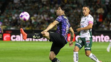 MEX1236. LEÓN (MÉXICO), 05/10/2024.- Víctor Dávila (i) del América disputa un balón con Andrés Guardado (d) de León este sábado, durante un juego del torneo Apertura 2024 de la Liga MX en el estadio León en el estado de Guanajuato (México). EFE/Luis Ramírez