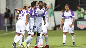 MON36. MONTEVIDEO (URUGUAY), 27/02/2018.- Jugadores de Defensor celebra un gol de Gonzalo Maulella hoy, martes 27 de febrero de 2018, durante un partido de la Copa Libertadores entre Defensor Sporting de Uruguay y Gremio de Brasil en el estadio Luis Franz