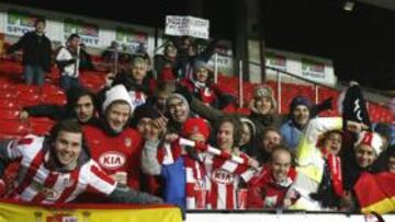 <b>FIDELIDAD. </b>Seguidores del Atlético en los momentos previos al partido Rosenborg-Atlético.