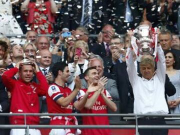 2014. Wenger levanta el trofeo de la FA Cup. El Arsenal ganó al Hull City.